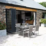 Gwills Countryside Cottage With Hot Tub