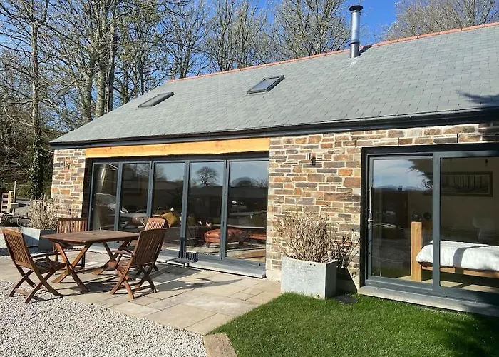 Gwills Countryside Cottage With Hot Tub
