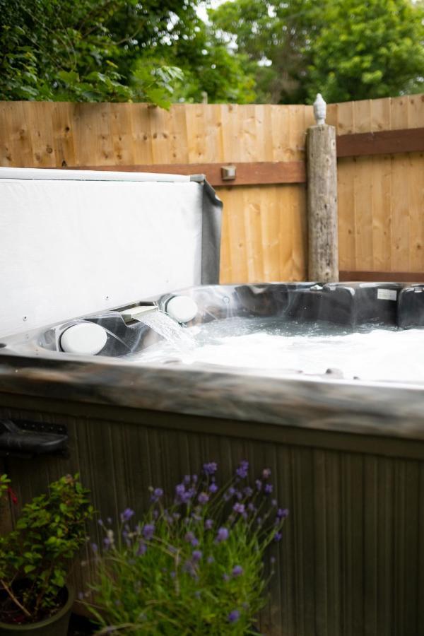 Gwills Countryside With Hot Tub Apartment
