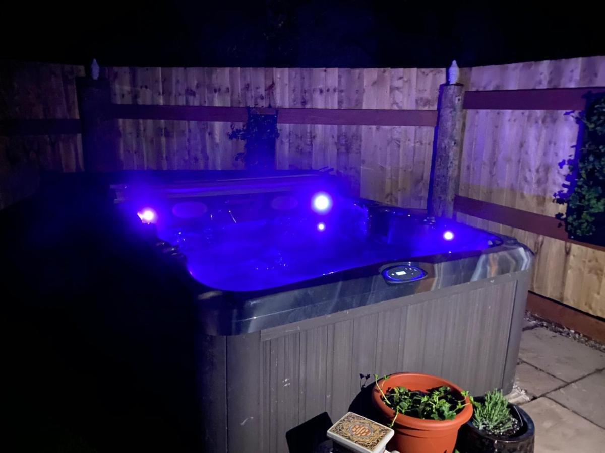 Apartment Gwills Countryside With Hot Tub